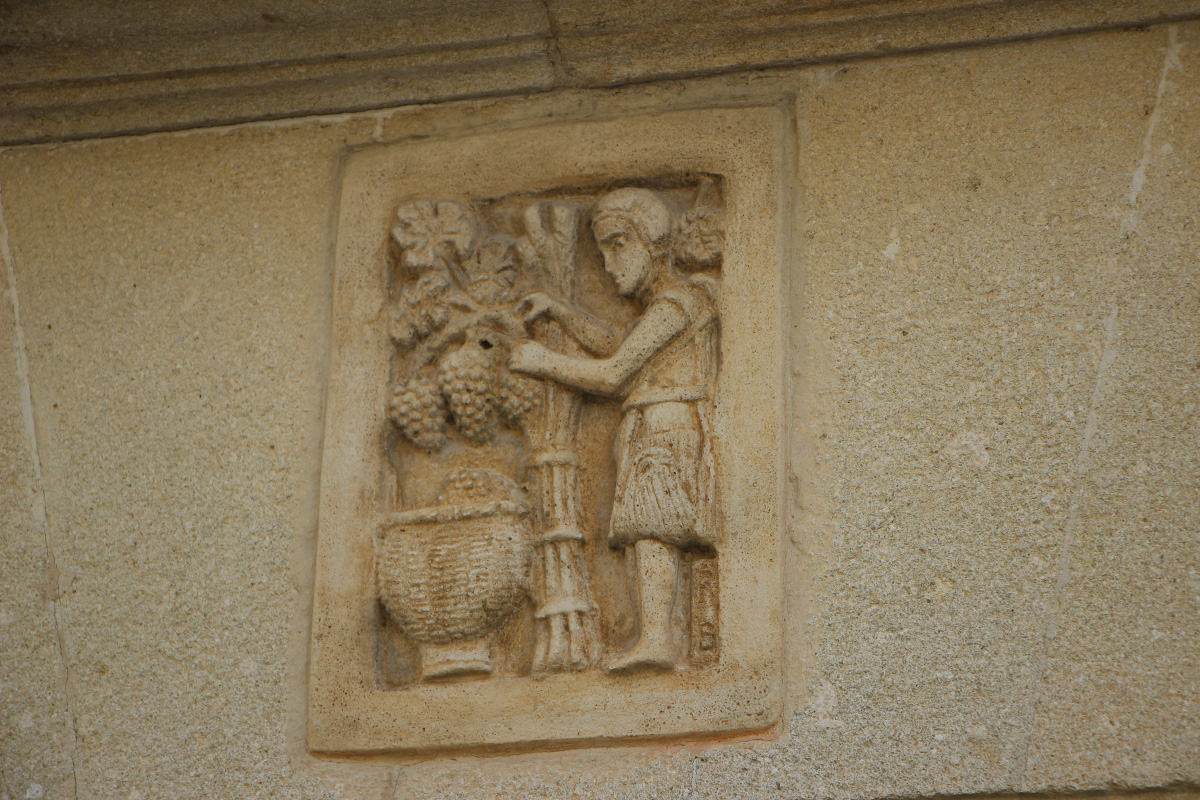 Ornement de porte d'une maison du village provençal de Saint-Romain-en-Viennois