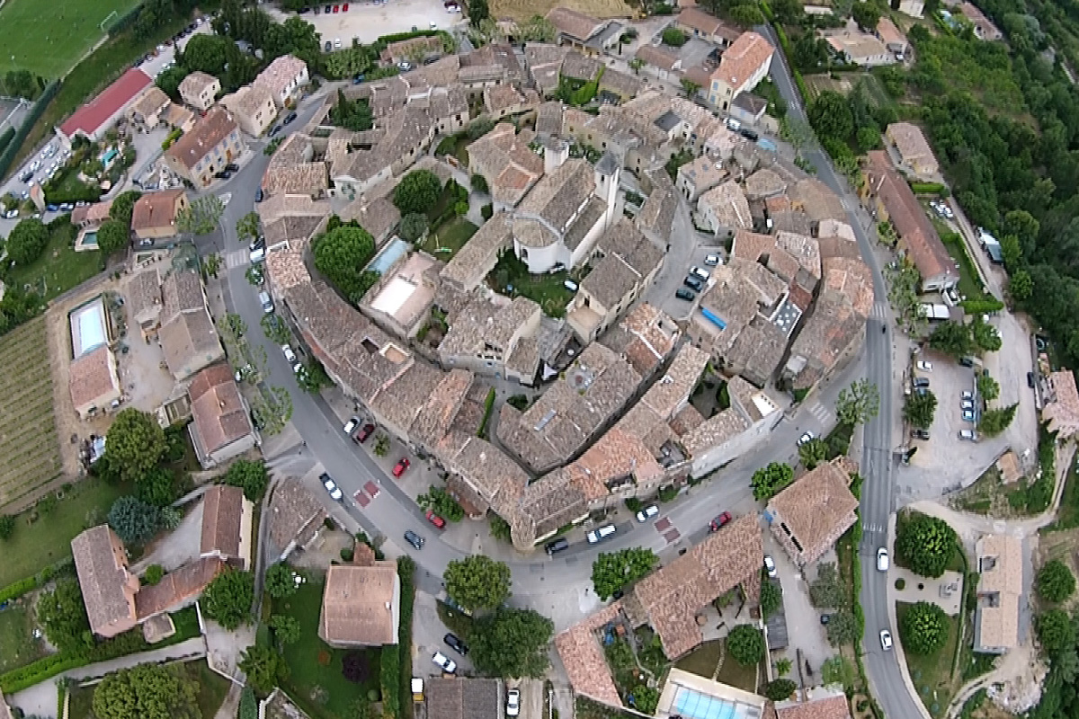 Le village provençal de Saint-Romain-en-Viennois vu du ciel